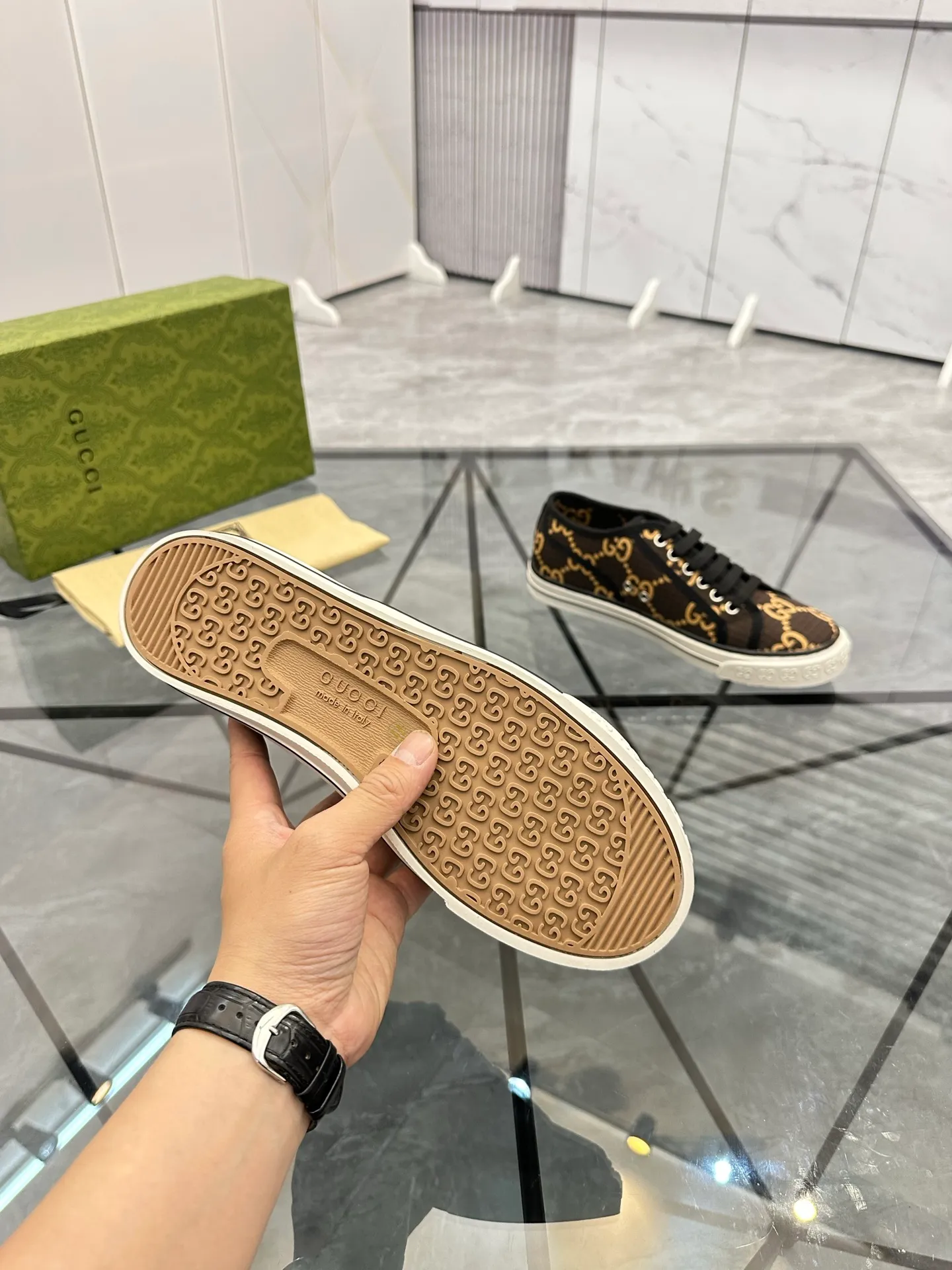 Men's shoes: 💰P380¥ Product trademark: Gucci* "Gucci*" low-top casual shoes Regular size: 38-44 (can be customized to 45.46.) Product materials: Original material from the upper counter, breathable lining, original outsole. Number: 661